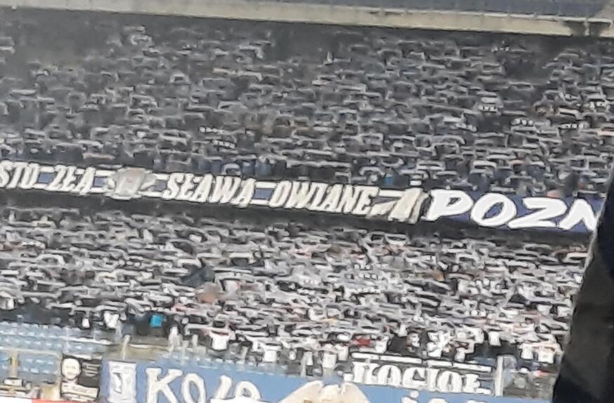 Le cliché de l'effrayante tribune 2 du Stade municipal de Poznan, juste avant que notre reporter se fasse agresser par arme blanche